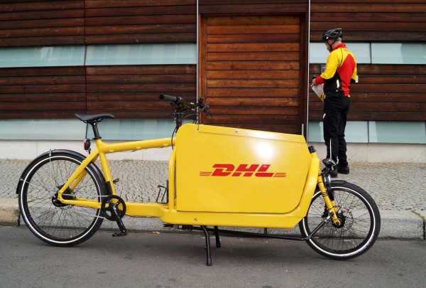 DHL Paket Lieferung mit Lastenrad