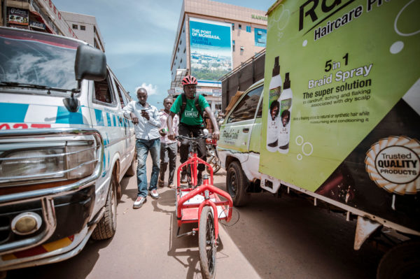 Verkehr Kampala Fahrradkurier
