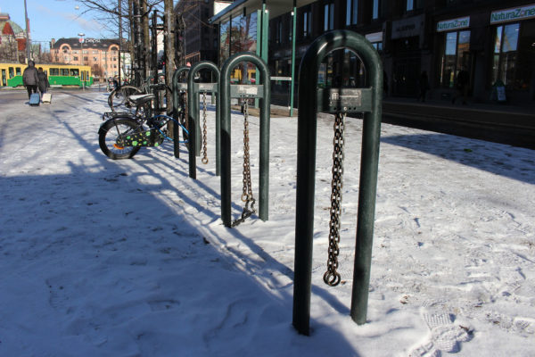 public bike racks with chain 