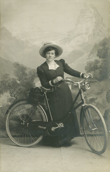 Frau mit Fahrrad 1910 