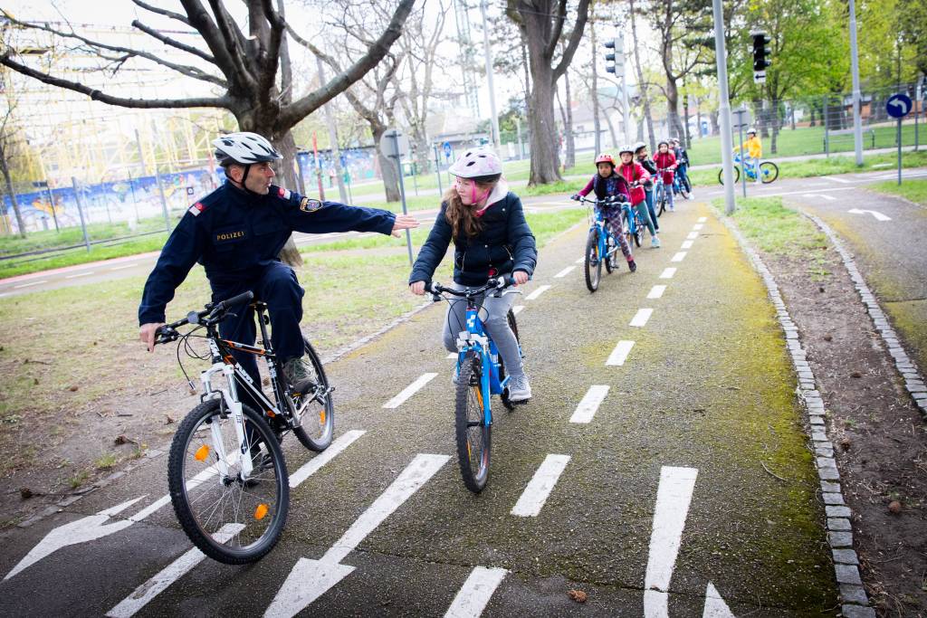 Police Brunnbauer Kids cycling alone test